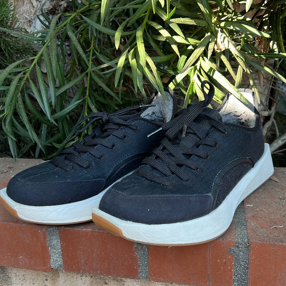Allbirds Black and White‎ womens Sneakers Risers size 9